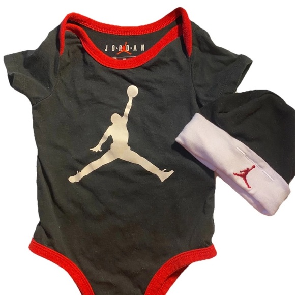 Nike Air Jordan Baby Outfit One Piece Short Sleeve 9 Month & Beanie 6-12 Month - Picture 1 of 7